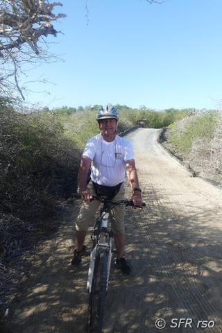 Biking bei Puerto Villamil, Galapagos