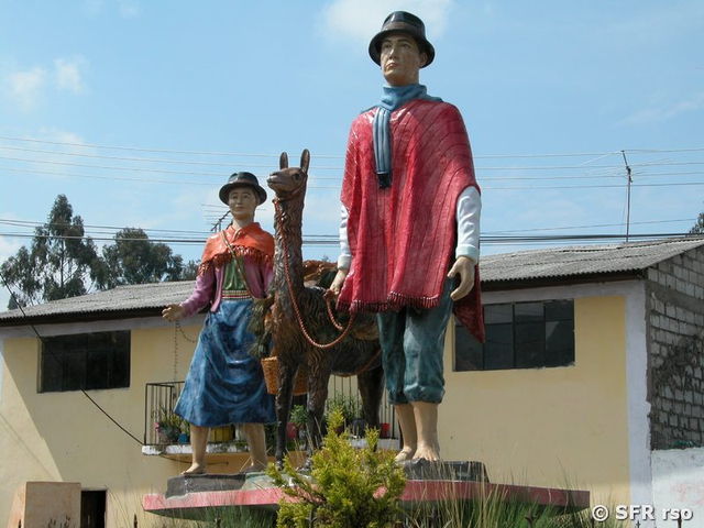 Monument Cholo Chola mit Lama in Pujili, Ecuador