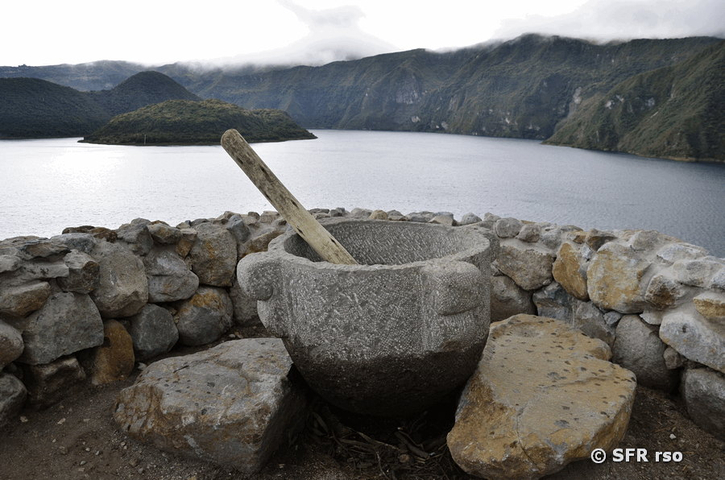 Rituelle Opferstelle an Kratersee, Ecuador