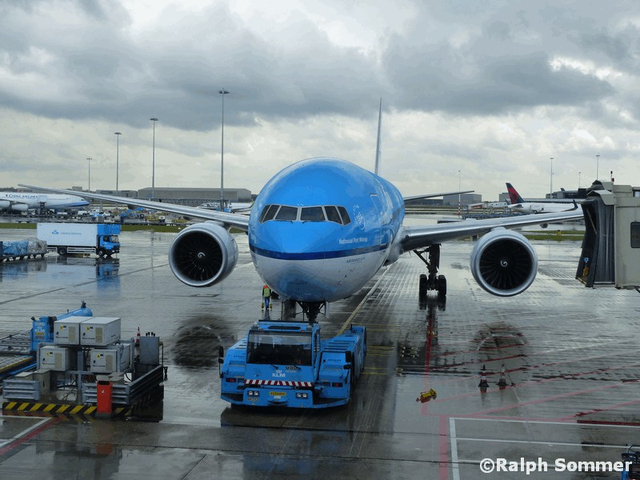 KLM Flugzeug vor dem Abflug nach Europa 