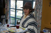 Kellnerin im Hochland in Ecuador
