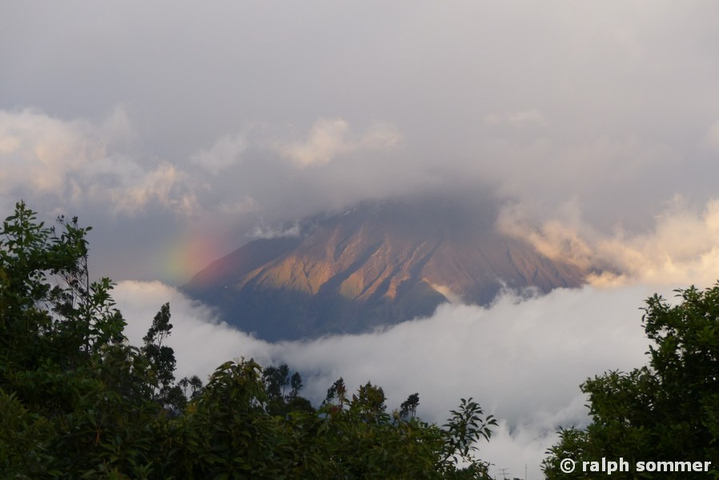 Regenbogen bei Tungurahua Vulkan in Banos de Agua, Ecuador