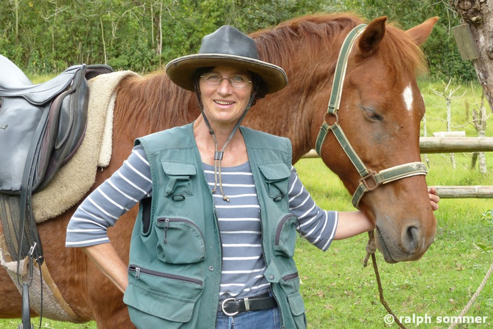 Reiterin mit Pferd auf der Green Horse Ranch in Ecuador