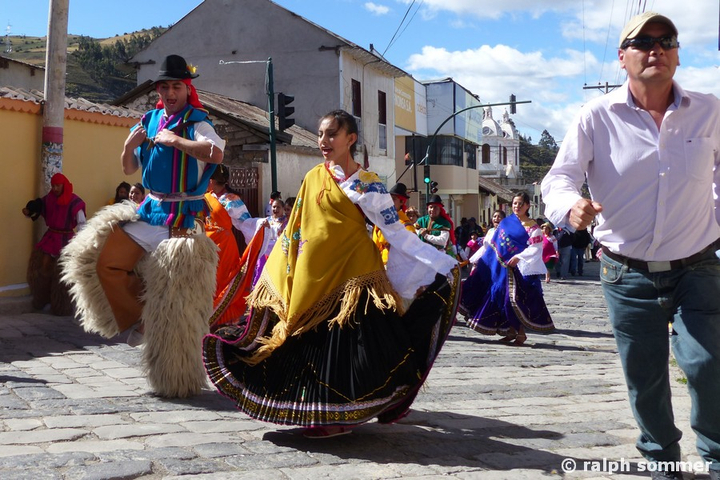 Tanzende Cowboys und Cholitas, Ecuador