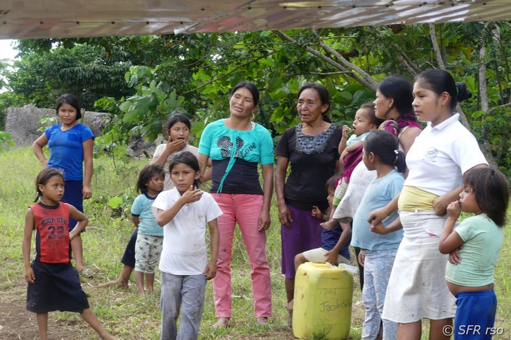 Frauen und Kinder an Landepiste in Kapawi, Ecuador