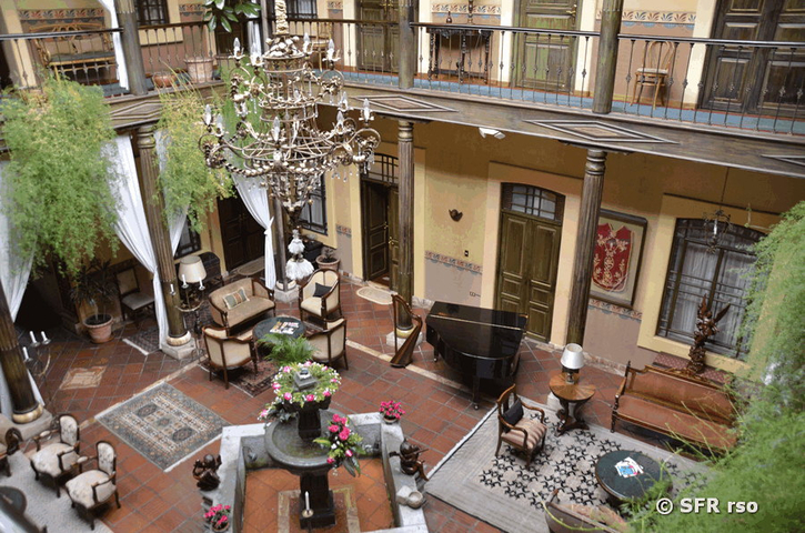 Hotel Mansion Alcazar Innenhof Tische Ecuador