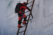 Leiter an einer Eiswand des Cayambe in Ecuador
