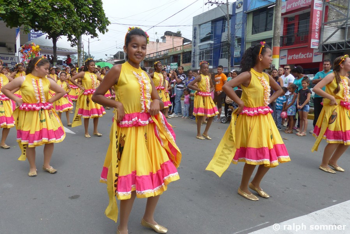 Tänzerinnen in Quininde in Ecuador