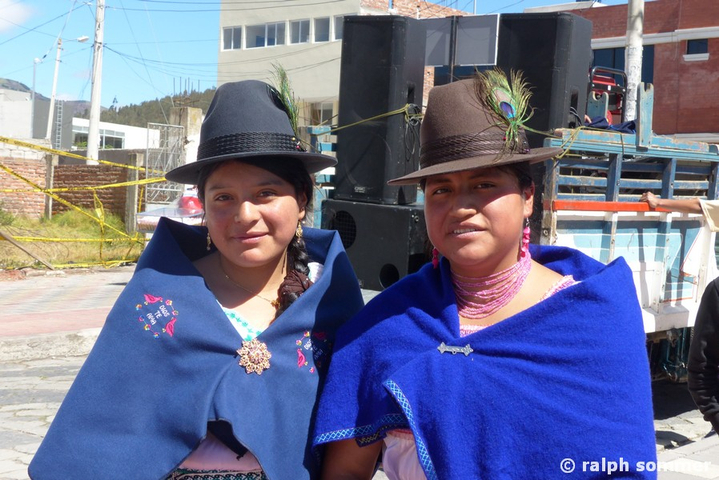 Cholas mit Hut in Guamote in Ecuador