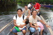 Flusstransport in einem motorisierten Kanu in Ecuador  