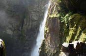Landschaft am Wasserfall Pailon del Diablo in Ecuador