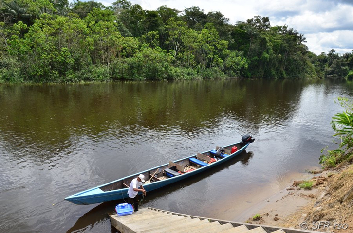 Kanu an Bootsanlegestelle auf Schwarzwasserfluss in Ecuador