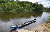 Kanu an Bootsanlegestelle auf Schwarzwasserfluss in Ecuador