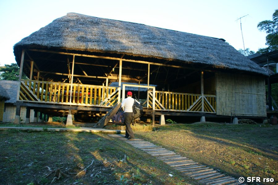 Dolphin Lodge aussen Ecuador