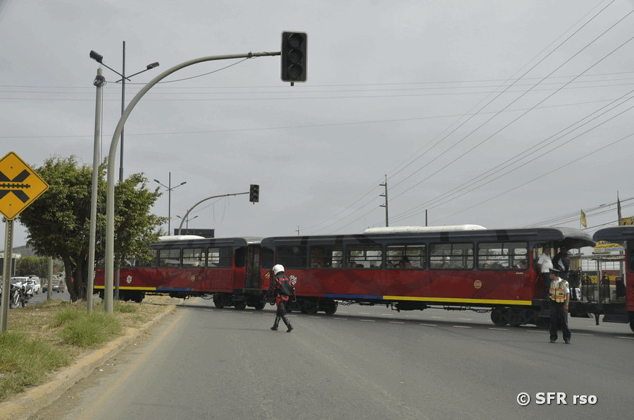 Andenbahn überquert Strasse in Ecuador 