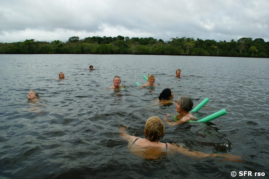 Baden in der Lagune Panacocha in Ecuador
