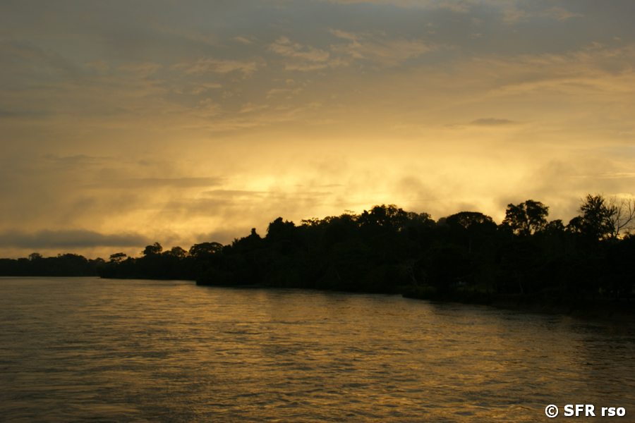 Sonnenuntergang Río Napo in Ecuador