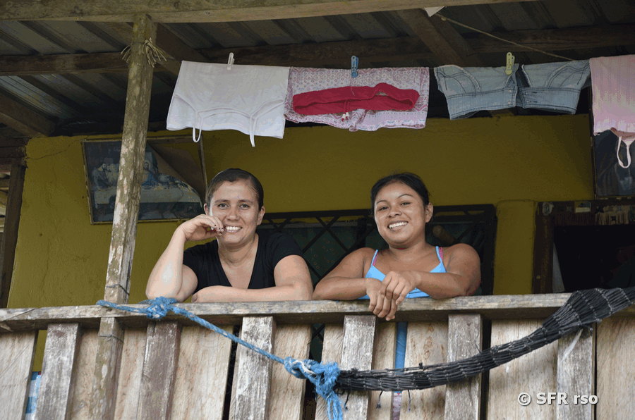 Frauen auf Balkon, Ecuador
