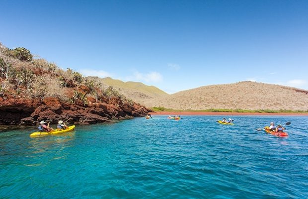 Kayaking entlang der Inselküste auf Galápagos