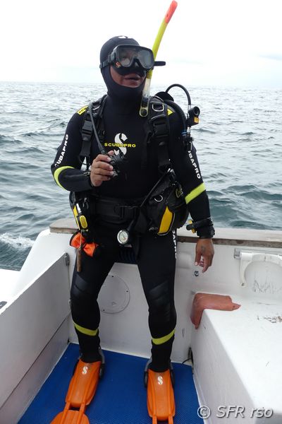 Taucher vor dem Tauchgang auf Galápagos