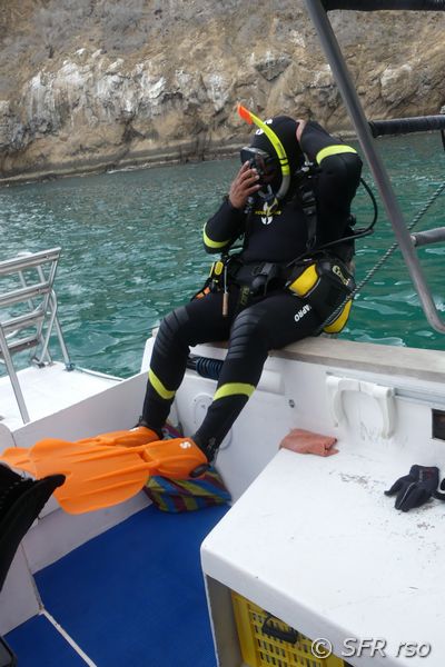 Taucher vor dem Abtauchen am Kicker Rock Galápagos