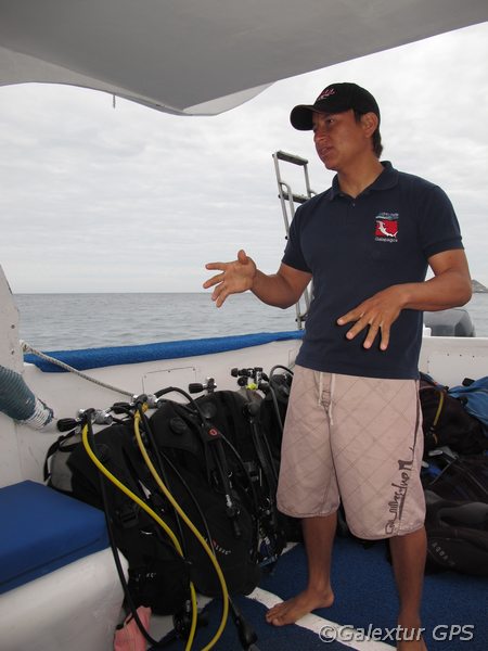 Tauchinstruktionen an Bord, Galapagos