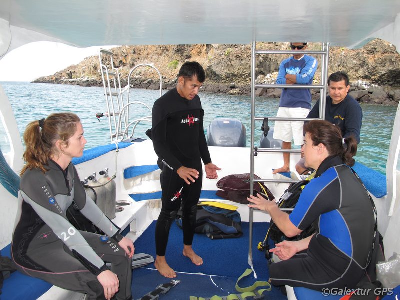 Tauchinstruktionen auf Yacht, Galapagos