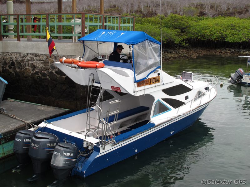 Tauchyacht im Hafen von Puerto Ayora, Galapagos