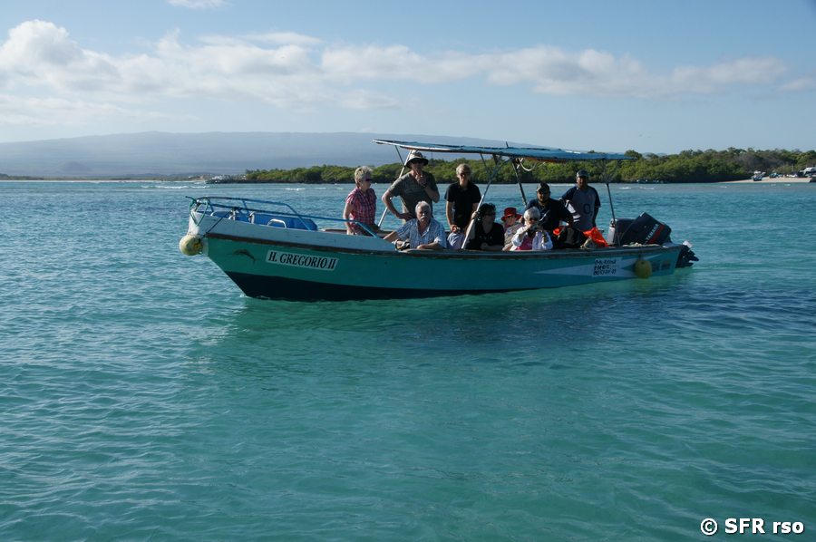 Boot in Las Tintoreras, Galapagos