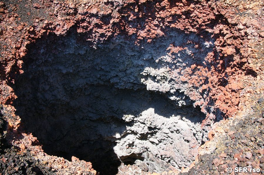 Lavaröhre am Chico Vulkan, Galapagos
