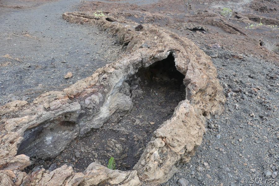Lavatunnel am Chico Vulkan, Galapagos