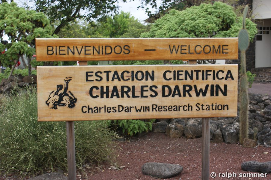 Willkommensschild in der Charles Darwin Station, Galapagos